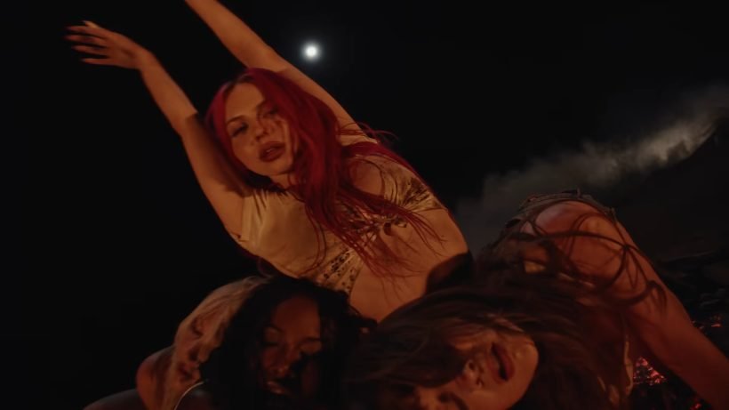 ADÉLA no clipe de “Red Bottoms”