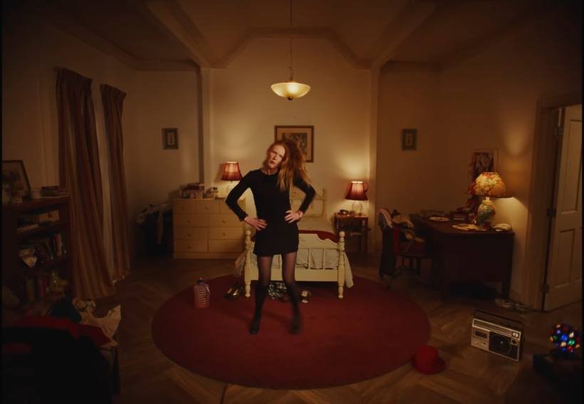 Audrey Hobert no clipe de “Sue Me”