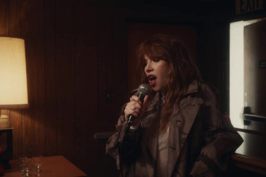 Carly Rae Jepsen cantando no clipe de On Wires