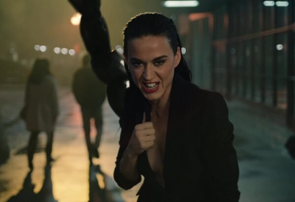 “Watch It Burn”, de Katy Perry: o clipe em que ela vira escorpião e bota fogo no passado