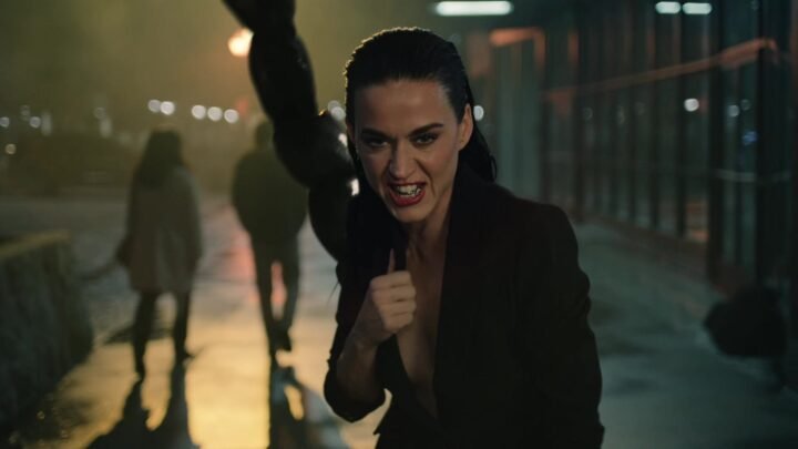 “Watch It Burn”, de Katy Perry: o clipe em que ela vira escorpião e bota fogo no passado