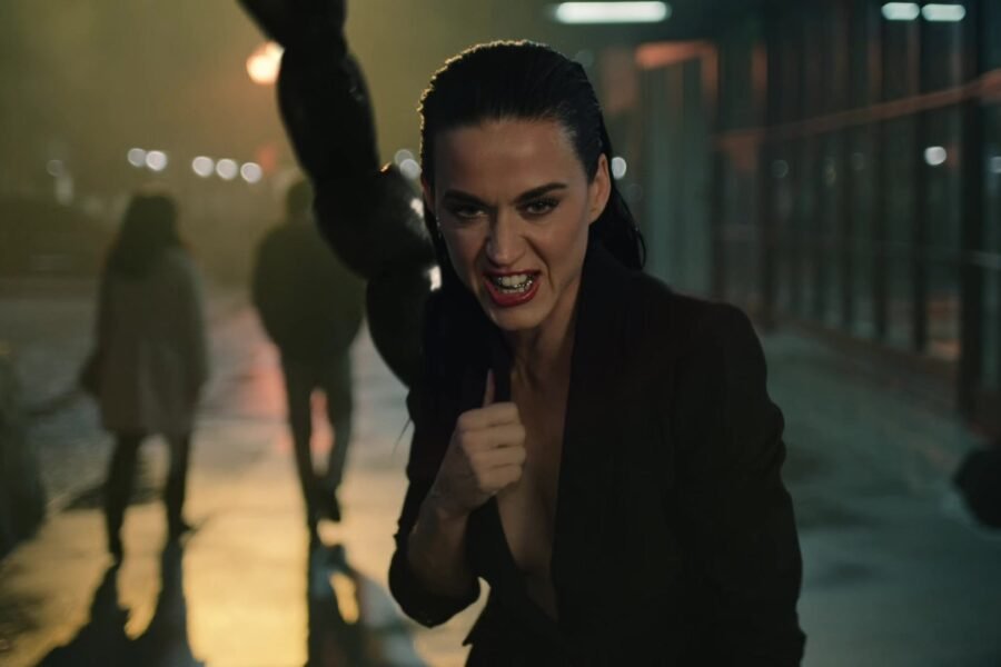 Katy Perry olhando para a câmera no clipe de Watch It Burn